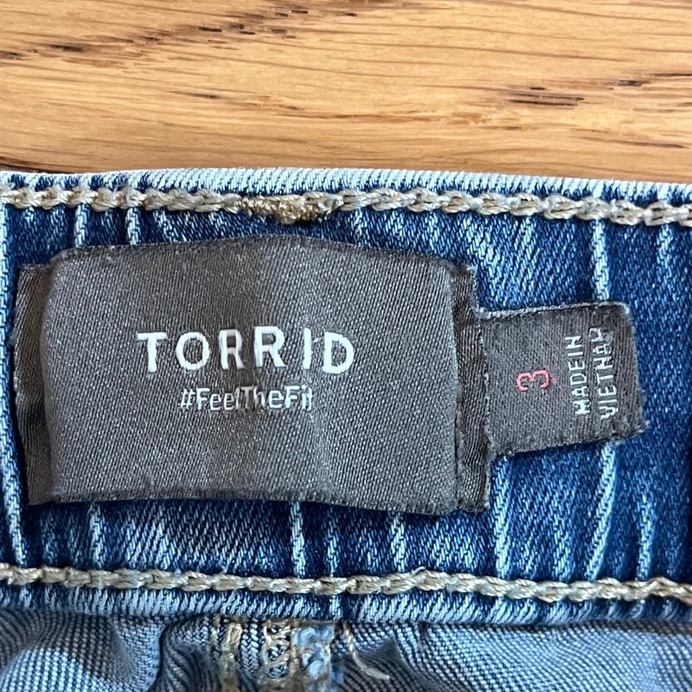 Torrid Weekend Mid-Rise Wide Leg Cropped Jeans 3X Light Blue Denim Casual - Picture 3 of 10